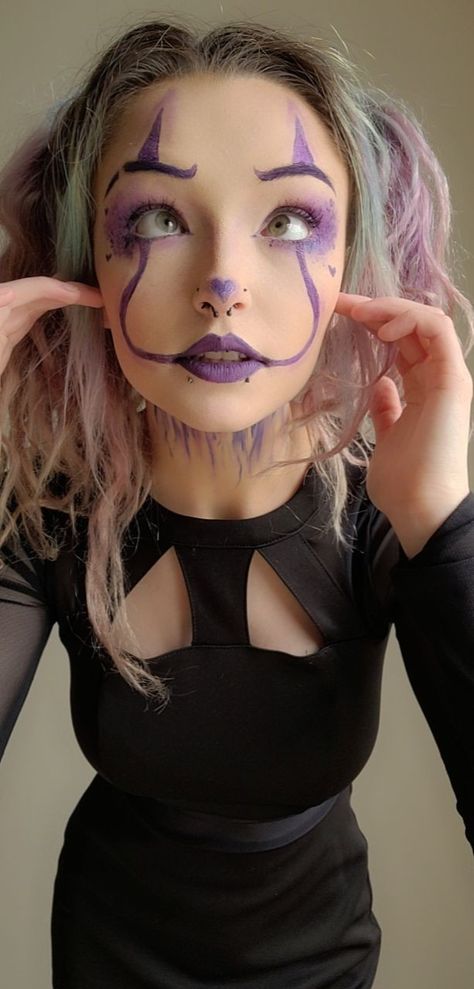 Purple clown Penny wise Halloween makeup Pretty Clown Makeup Halloween, Hot Clown Makeup Women, Girly Clown Makeup, Purple Clown Costume, Pink And Blue Clown Makeup, Clown Makeup Purple, Girls Clown Makeup, Cute Clown Makeup Easy, Candy Makeup Ideas