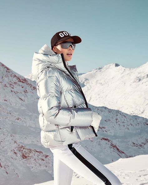 Silver Puffer Jacket Outfit, Ski Jacket Outfit, Ski Fashion Womens, Silver Puffer Jacket, Puffer Jacket Outfit, Sporty Sunglasses, Silver Jacket, Snow Skirt, Luxury Sportswear