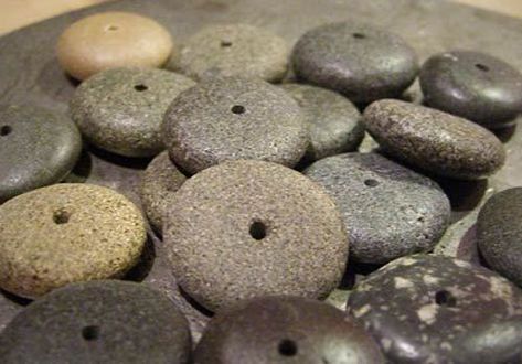 Pebble Jewelry Diy, Rock Yard Art, Rock Sculptures Garden Stone Art, Bush Kindy, River Rock Decor, River Stones Crafts, River Rock Crafts, Turtle Enclosure, Diy River Rock