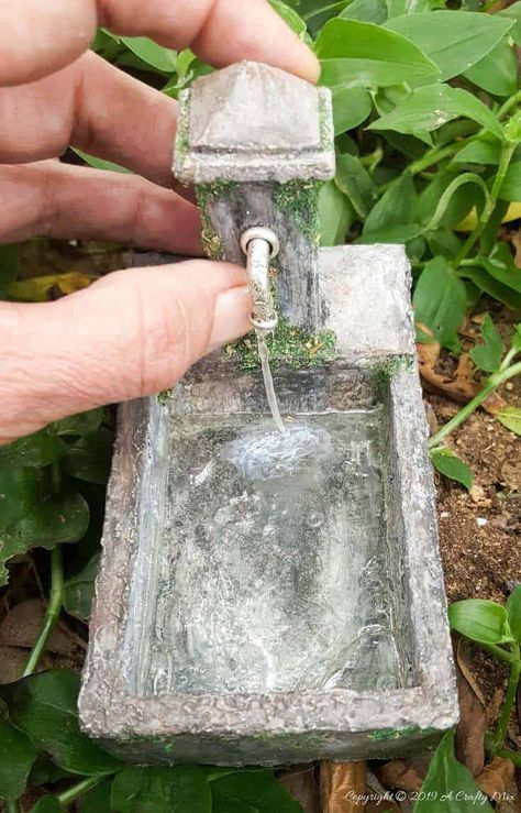 DIY Tutorial to make a miniature water feature for your fairy garden complete with "running water" #DIYfairygarden #fairywaterfeature #Fairyfountain #DIYMiniature #FairyGarden #ACraftyMix Doll House Diy Furniture, Waterfall Terrarium, Fairy Ladder, Huge Waterfall, Miniature Garden Design, Doll House Diy, Diy Miniature Garden, House Magic, Fairy Fountain