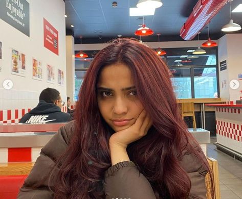 Red Hair On Brown Skin, Hair On Brown Skin, Red Hair Looks, Wine Red Hair, Black Hair Balayage, Red Hair Inspo, Beauty Hair Color, Wine Hair, Cherry Hair