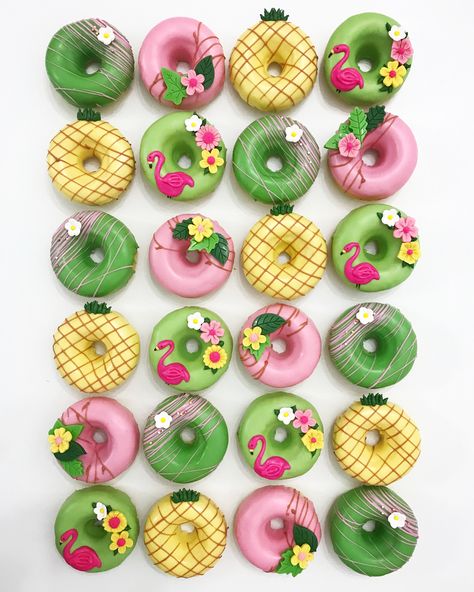 Diy Donut Decorations, Doughnut Decorations, Donut Board, Twotti Fruity, Donut Decorating Ideas, Fancy Donuts, Diy Donut, Donut Toppings, Donut Art