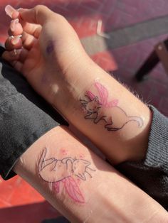 Cat Tattoo Matching, Cat Matching Tattoos, Cute Friendship Tattoos, Cute Matching Tattoos For Best Friends, Matching Cat Tattoos, Tattoo Friendship, Tattoo Ideas Matching, Tattoos Cartoon, Matching Friendship Tattoos