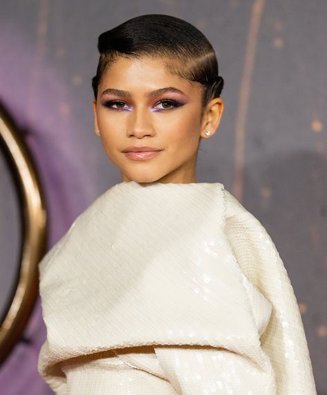 Zendaya's "Reverse" Purple Eyeliner Is Worth Zooming In on at Every Angle Zendaya Purple, Reverse Eyeliner, Lilac Eye Makeup, Dune Premiere, Zendaya Makeup, Lilac Eye, New Makeup Trends, Purple Eyeliner, Shimmer Eye Makeup