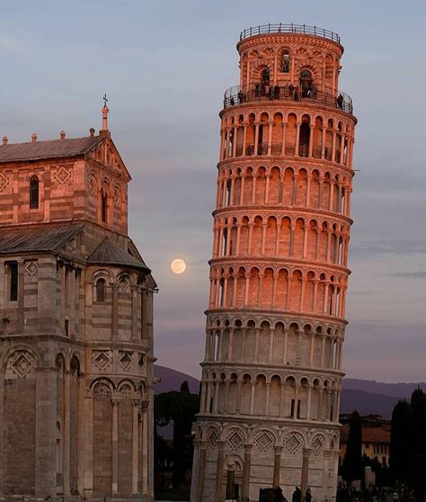 Pisa Tower, The Leaning Tower Of Pisa, Pisa Italy, Tower Of Pisa, Places In Italy, Foto Art, Famous Places, Beautiful Places In The World, Leaning Tower