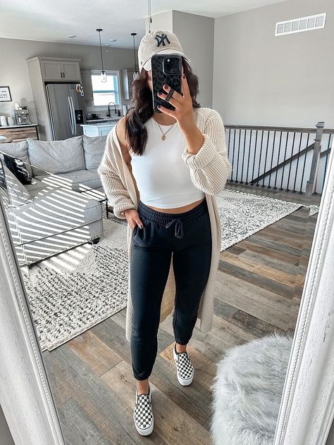 Vans Moma Outfit, Vans Spring Outfit, Women’s Vans Outfit, Walk Outfit Spring, Vans Slip Ons Outfit, Outfits With Vans Slip Ons, Platform Vans Outfit, Cold Spring Day Outfit, Relaxing Clothes