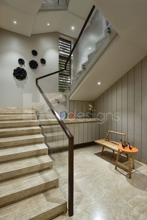 Duplex Staircase Design, Playroom Modern, Stairs Playroom, U Shaped Stairs, Wooden Railing, U Shaped Staircase, Staircase Design Modern, Stair Design, Stairs Design Interior