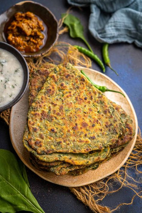 Palak Paratha (Spinach Paratha) is an unleavened Indian flatbread made using whole wheat flour, spinach and mild spices. It can be served for breakfast, lunch or dinner. Try it! Spinach Recipes Indian, Spinach Paratha, Palak Paratha Recipe, Garlic Paratha, Potato Paratha, Palak Paratha, Spinach Bread, Lunch Recipes Indian, Indian Flatbread