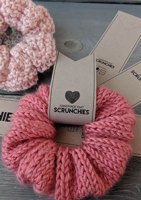 Hermosas Scrunchies que están en mi lista de deseos Diy Hair Scrunchies, Scrunchies Diy, Easy Knitting Projects, Confection Au Crochet, Handmade Scrunchie, Crochet Hair Accessories, Crochet Business, Pola Sulam, Crochet Diy