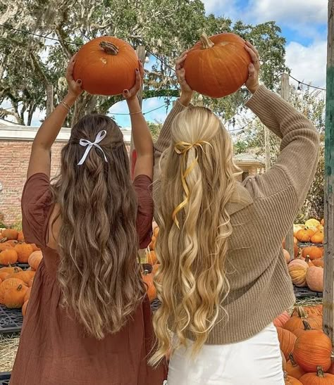 Pics To Recreate, Pumpkin Patch Photoshoot, Pumpkin Patch Pictures, Studera Motivation, Fall Pics, Fall Friends, Fall Mood Board, Hair Ribbons, Fall Inspo