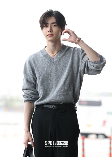 X Airport Photos, J-pop Music, Hello Gorgeous, Sung Hoon, Airport Style, Airport Outfit, K Pop Music, Fitness Inspo, Boyfriend Material