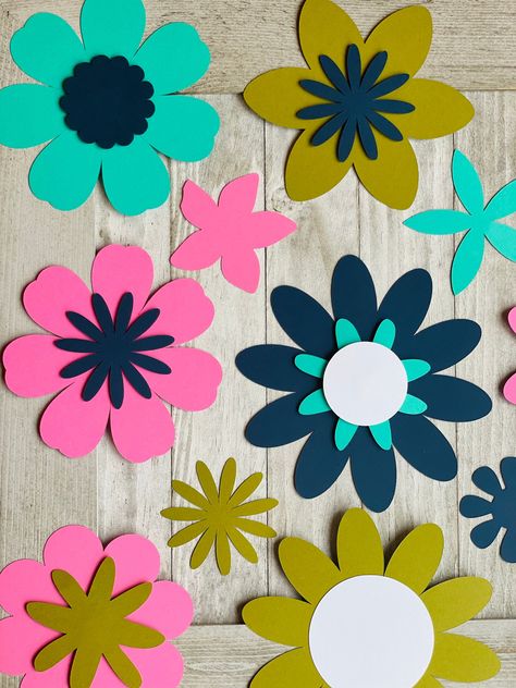 Flowers Classroom Decorations, Flower Craft Paper, Farm Classroom, Construction Paper Flowers, Flower Chart, Construction Paper Crafts, School Creative, Bulletin Board Decor, Flower Craft