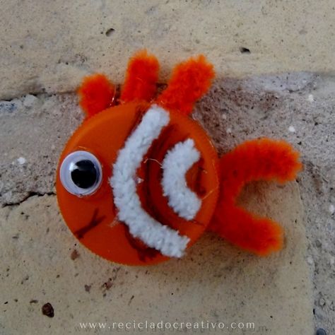 Pez Nemo Manualidad con tapa de botella de plastico Medicine Bottle Crafts, Firefighter Crafts, Bottle Top Crafts, Plastic Bottle Caps, Aluminum Crafts, Bottle Cap Art, Pom Pom Crafts, Bottle Cap Crafts, Plastic Bottle Crafts