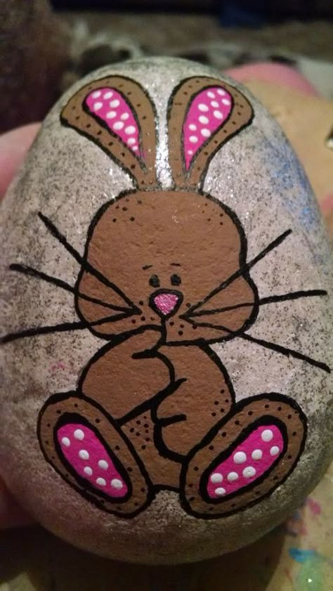 Egg Rock, Easter Rocks, Easter Paintings, Rock Animals, Painted Rock Animals, Wallpaper Retro, Painted Rocks Kids, Painted Rocks Craft, Happy Stones