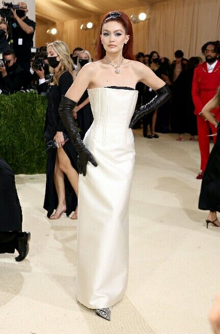 Gigi hadid di prada Gigi Hadid Prada, Prada Met Gala, Prada Gown, Prada Dress, Gigi Hadid, Ball Gowns Wedding, Ball Gown Wedding Dress, Couture Fashion, Ball Gowns