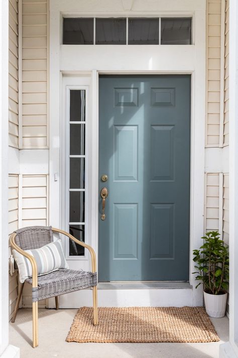 Instantly Boost Your Curb Appeal With These Charming Front Door Ideas Chic Entryway, Cute Small Houses, Front Door Paint, Front Door Ideas, Blue Front Door, Door Paint, Front Door Paint Colors, Door Colors, Gorgeous Doors