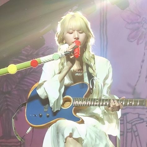 chaeyoung twice - solo stage ready to be concert 5th world tour in sydney d-2 icons Iq Chaeyoung Guitar, Microphone Icon, Guitar Photos, Icons Iq, Son Chaeyoung, Chaeyoung Twice, Playing Guitar, What Is Love, Pop Star