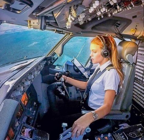 Pilot Career, Pilot Uniform, Airplane Wallpaper, Pilots Aviation, Airline Pilot, Airplane Photography, Flight Attendant Life, Airplane Pilot, Female Pilot