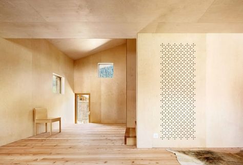 camponovo baumgartner architekten, José Hevia · Casa C Alpine Architecture, Plywood House, Modern Family House, Plywood Walls, Wooden Barn, Wooden Buildings, Weekend House, Mini Clubman, Chicken House