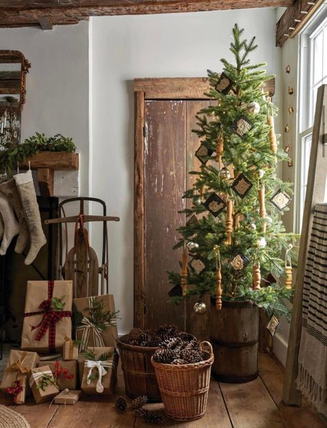 Small Cabin Christmas, Cabin Holiday, Cabin Christmas Decor, Western Cottage, Primitive Christmas Decorating, Cottagecore Christmas, Christmas Cabin, Cabin Cottage, Cabin Christmas