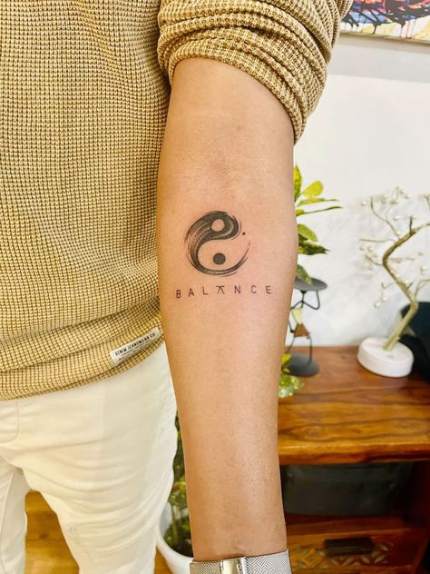 Ying Yang Tattoo Meaning, Minimalist Tattoo Balance, Ying Yang Pisces Tattoo, Ying Yang Tattoo For Men, Yin Yang Tattoo Unique, Balance Tattoo Ideas, Unique Ying Yang Tattoo, Yin Yang Tattoo Design, Tattoo Yin Yang