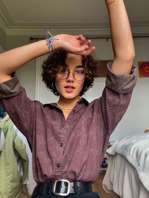 Isabel Hendrix Outfits, Messy Curly Hair Short, Unisex Curly Haircut, Short Curly Haircuts 2c, Lesbian Curly Hair Short Hairstyles, Gender Fluid Curly Hair, Queer Short Curly Hair, Curly Short Hair Nonbinary, Gender Neutral Curly Haircut