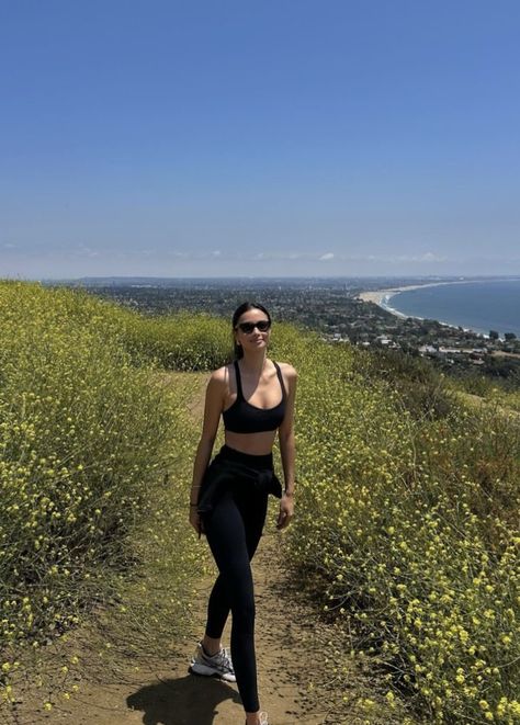 Hiking Outfits Aesthetic, Hiking Leggings Outfit, Womens Hiking Outfits Summer, Outfit Trekking, Spring Hiking Outfits, Trekking Outfit Women, Kelsey Merritt, Hiking Fits, Colorado Trip