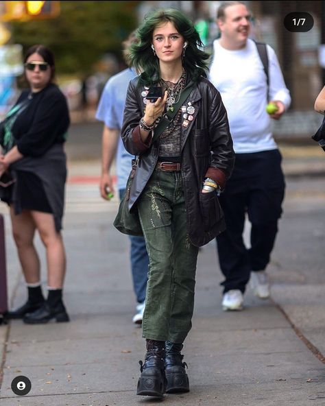 Pretty People Women, Punk Outfit Ideas For Women, Grunge Outfits Inspiration, Outfits With Green Hair, Punk Clothing Aesthetic, Women In Mens Clothes, Clothing Aesthetic Women, Grunge Inspired Outfits, Punk Outfits For Women