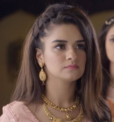 Avneet Kaur Yasmine, Long Indian Hair, Avneet Kaur, Dont Touch My Phone Wallpapers, Hairdo For Long Hair, Indian Hairstyles, Aesthetic Hair, Cute Couple Videos, Aladdin