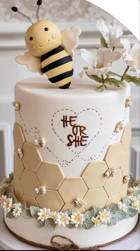 Bee Themed Cake, Easy Meringues, Cupcakes Design, Bee Cake, Cake Style, Bee Cakes, 1st Birthday Cakes, Gender Reveals, Animal Cakes