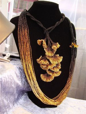 Seed beads Autumn x 2 Ginko Leaf Necklace, Jewelry 90s, Ginko Leaves, Jewelry Wood, Beadwork Necklace, Rings Unique, Beaded Leaf, Beautiful Beadwork, Bead Work Jewelry