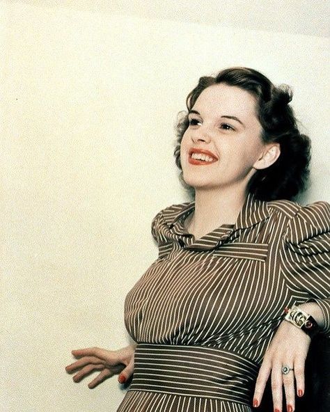 old hollywood (@oldhollywood) • Instagram photos and videos Judy Garland Liza Minnelli, Harvey Girls, Liza Minnelli, Old Hollywood Stars, Judy Garland, Hollywood Legends, Old Hollywood Glamour, Golden Age Of Hollywood, Look Vintage