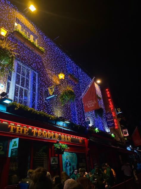 the famous Temple bar in Dublin at night travel to Ireland Irish pub Guinness beer Dublin at night where to go in Ireland traveling to Ireland backpacking summer in Europe summer nights Dublin At Night, Ireland Nightlife, Dublin Nightlife, Dublin Pub, 2024 Era, Ireland Pubs, Travel Photos Ideas, Dublin Pubs, Temple Bar Dublin