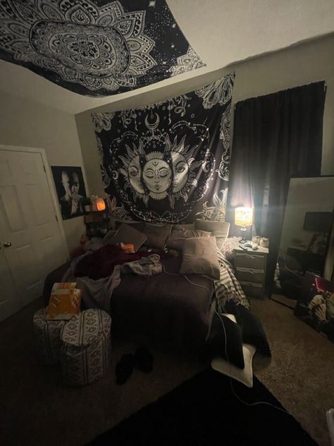 Rooms With Tapestries On Ceiling, Redo My Room, Room Inspo Decor, Comfortable Bedroom Decor, Y2k Room, Bedroom Aesthetics, Cute Rooms, Neon Room, Chill Room