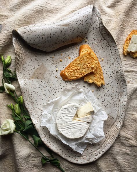 Speckled Bone Cheese Board / Platter Cool Pottery, Slab Ceramics, Pottery Platter, Pottery Handbuilding, Diy Ceramic, Keramik Design, Ceramic Platters, Slab Pottery, Hand Built Pottery