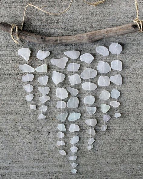 Sea Glass Mobile, White Glass, Driftwood Driftwood Chimes, Driftwood Ideas, Glass Wind Chimes, Deco Nature, Sea Glass Crafts, Seashell Art, Beach Crafts, Sea Glass Art, Driftwood Art