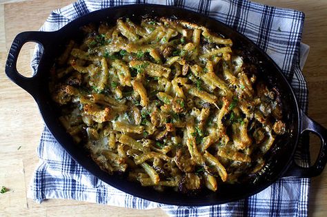 mushroom marsala pasta bake - this is AMAZING. I added chicken, doubled the pasta and sauce ingredients to make about 6 servings. Marsala Pasta Bake, Mushroom Marsala Pasta, Marsala Pasta, Pasta Mushroom, Mushroom Marsala, Mushroom Pasta Bake, Pasta Bake Vegetarian, Marsala Mushrooms, Vegetarian Sauces