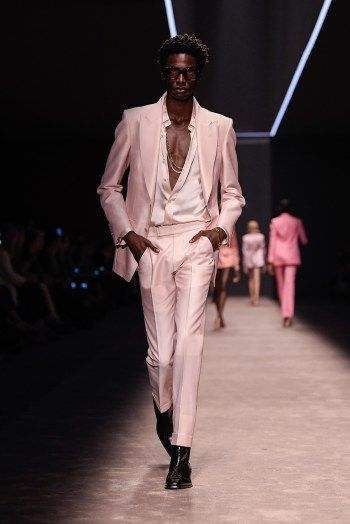 Tom Ford Mens Suits, Pink Suit Men, Tom Ford Menswear, Men In Pink, Summer Collection Men, Summer Menswear, Men Street Styles, Jay Gatsby, Grey Hair Men