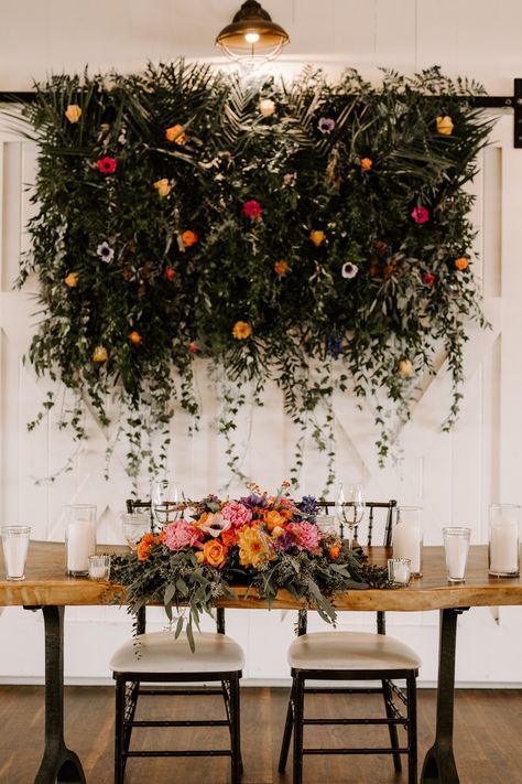 Flowers Sweetheart Table, Arbor Flowers, Wedding Couple Table, Sweetheart Table Backdrop, Sweetheart Table Flowers, Christmas Party Planning, Backyard Dinner Party, Table Backdrop, Floral Ice