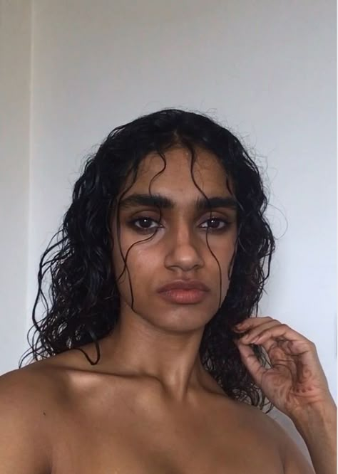 Wet Curly Hair Photoshoot, Wet Hair Selfie Instagram, Messy Wet Hair Look, Black Wet Hair Look, Wet Curly Hair Drawing, Men Wet Hair Look, Long Hair Wet Look, Messy Hair Photoshoot, Wet Hair Reference Drawing