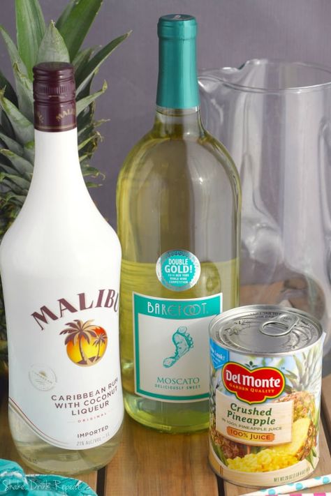 Pina Colada Sangria, Sangria Ingredients, Sangria Wine, Rum Cocktails, Milk Shakes, Sangria Recipes, Coconut Rum, Moscato, Alcohol Drink Recipes