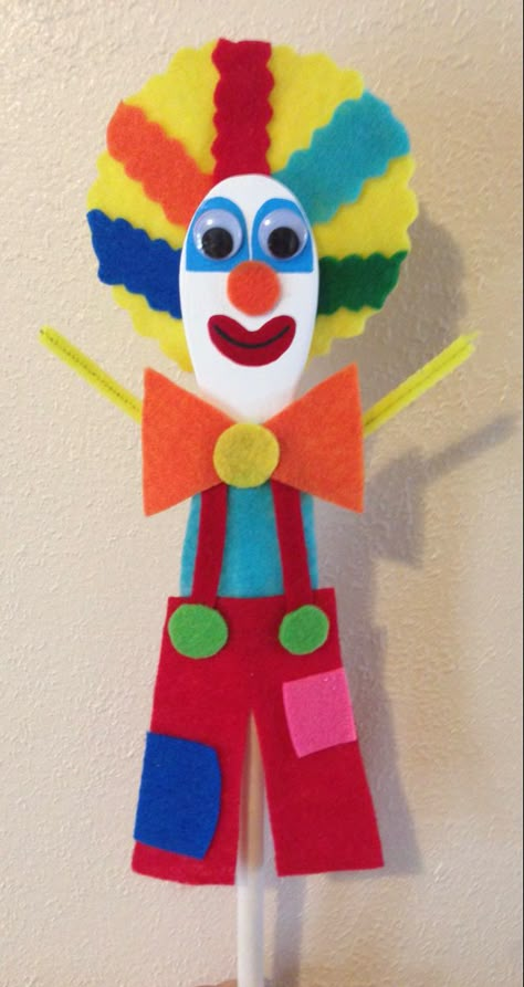 Homemade spoon puppet circus clown Homemade Puppets, Wooden Spoon Puppets, Clothing Study, Wooden Spoon Crafts, Clown Party, Art Preschool, Spoon Crafts, Circus Clown, Wooden Spoon