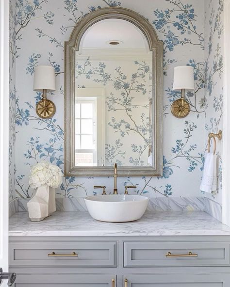 Apartment Bathroom Wallpaper, Home Interior Design Wallpaper, Cute Wallpapers For Bathroom, Home Decor Details, Blue And White Wallpaper Bathroom, White House Wallpaper, Blue Wallpaper Bathroom, Blue And Gold Bathroom Ideas, Bathroom Wallpaper Blue