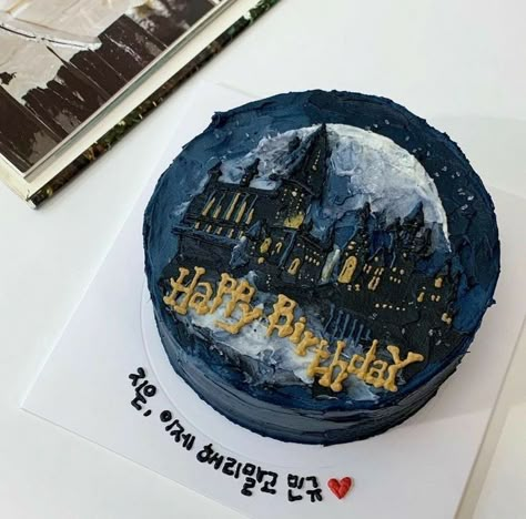 Harry Potter Aesthetic Cake, Hogwarts Birthday Cake, Harry Potter Birthday Cake Ideas, Hp Cake, Harry Potter Desserts, Harry Potter Cakes, Harry Potter Birthday Cake, Anime Cake, 귀여운 음식 그림