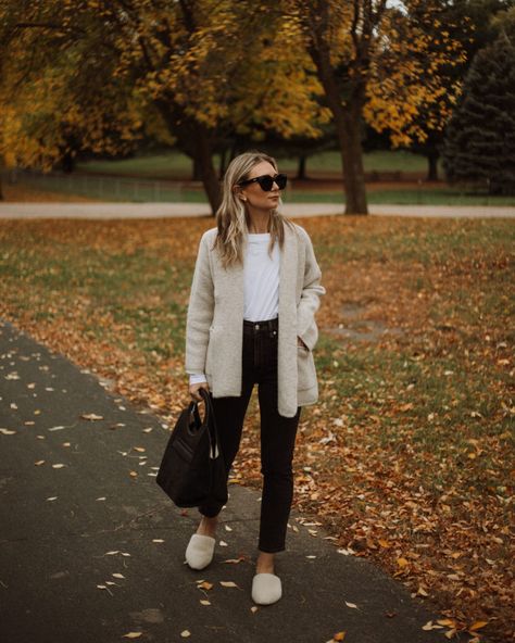 10 Thanksgiving Outfit Ideas - Cozy Fall Outfit Ideas #shawlcardigan #perfectwhitetee #blackjeans #sherpamules Sherpa Cardigan Outfit, Casual Thanksgiving Outfits, Mules Outfit, Perfect Capsule Wardrobe, Thanksgiving Outfit Ideas, Capsule Wardrobe Outfits, Cozy Fall Outfits, Perfect White Tee, Shawl Collar Cardigan