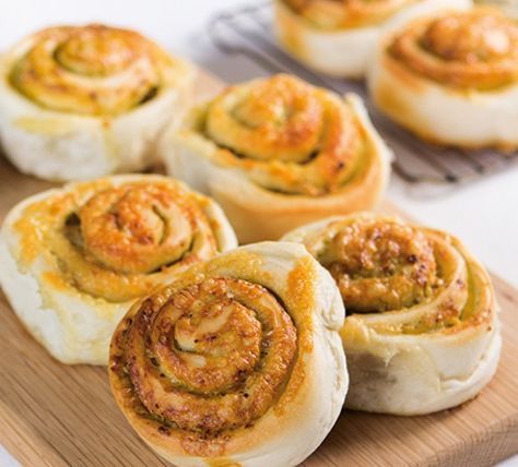 Savoury Scrolls Recipes, Savoury Scrolls, Cheese Scrolls, Muffins Birthday, Scrolls Recipe, Humble Pie, Savory Scones, Pie Maker, Herb Cheese