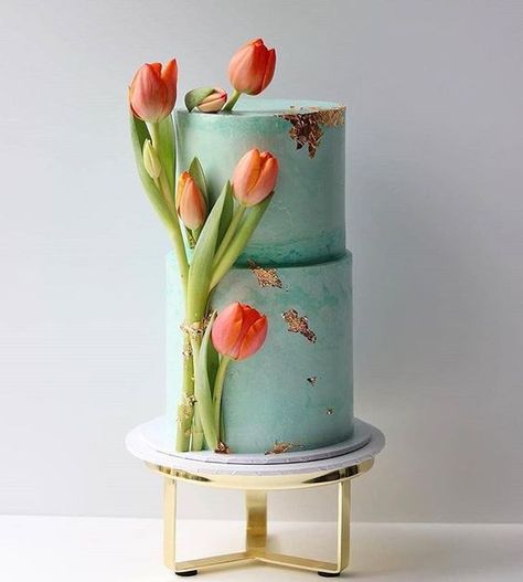 Cake With Tulips, Tulip Cake, Flower Desserts, Buttercream Decorating, Floral Cakes, Cake With Flowers, Birthday Cake With Flowers, Cool Cake Designs, Tiered Cake