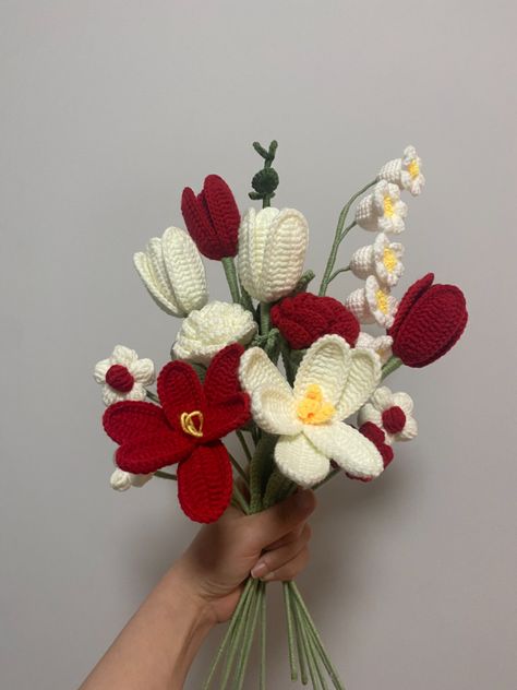 Tulip Flower Bouquet, Crochet Flower Granny Square Pattern, Red Flower Bouquet, Flower Bouquet Gift, Flower Boquet, Crochet Flowers Easy, Crochet Fairy, Crochet Bouquet, Bouquet Gift