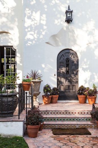 Mediterranean Front Porch, Spanish Garden Ideas, Mediterranean Porch, Spanish Homes, Spanish Exterior, Spanish Courtyard, Spanish Colonial Homes, Spanish Hacienda, Themed Garden