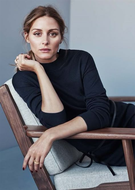 Poses Headshot, Business Portraits Woman, Professional Headshots Women, Headshot Ideas, Business Portrait Photography, Headshot Poses, Headshots Women, Corporate Portrait, Olivia Palermo Style